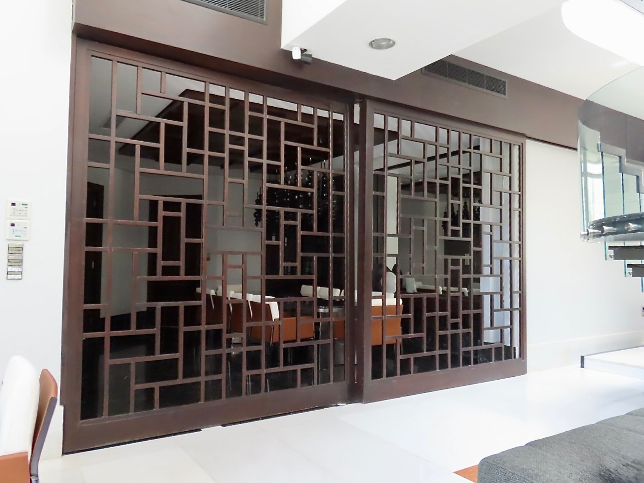 Dining, carved screen approach
