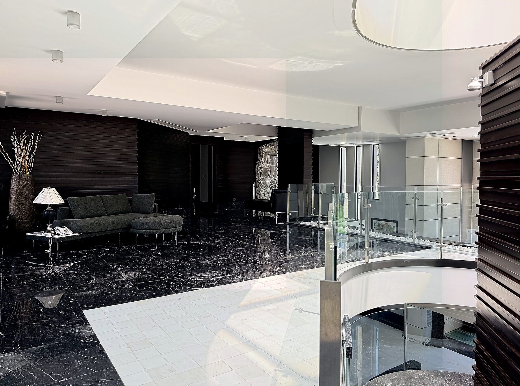 Landing lounge